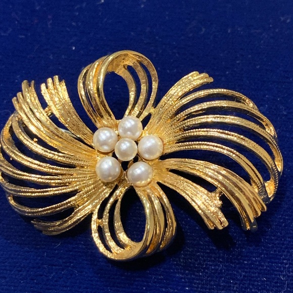 Gold plated Pearl Brooch by Vendome - Picture 1 of 3